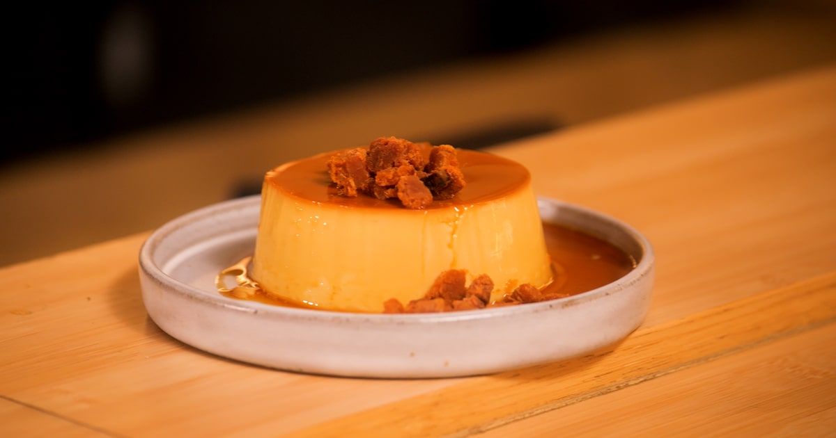 Pudim com caramelo de uísque e bacon preparado por Rafael Aoki