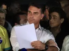 Flávio Bolsonaro fala com jornalistas após apuração eleitoral