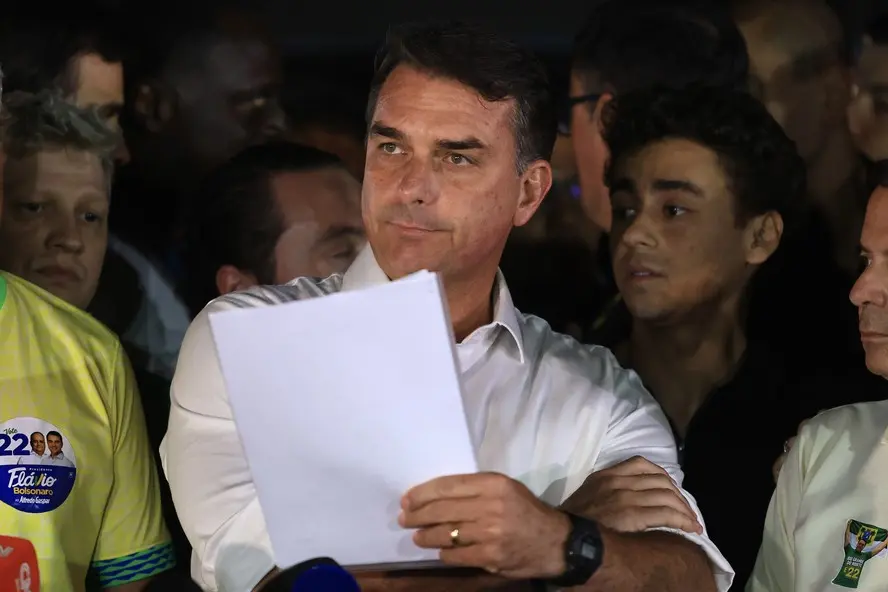 Flávio Bolsonaro fala com jornalistas após apuração eleitoral