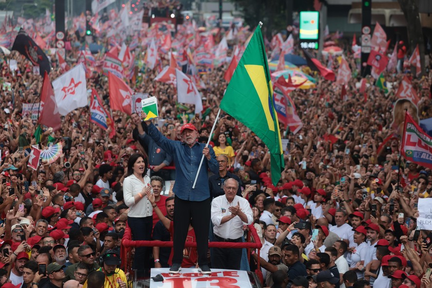 Lula durante encerramento de campanha na Avenida Paulista