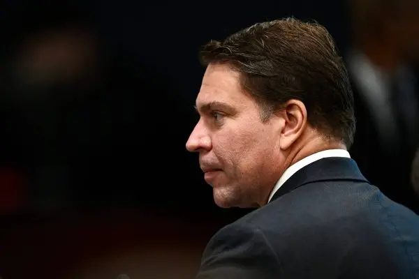 Foragido, Ramagem diz querer voltar ao Brasil se Flávio vencer