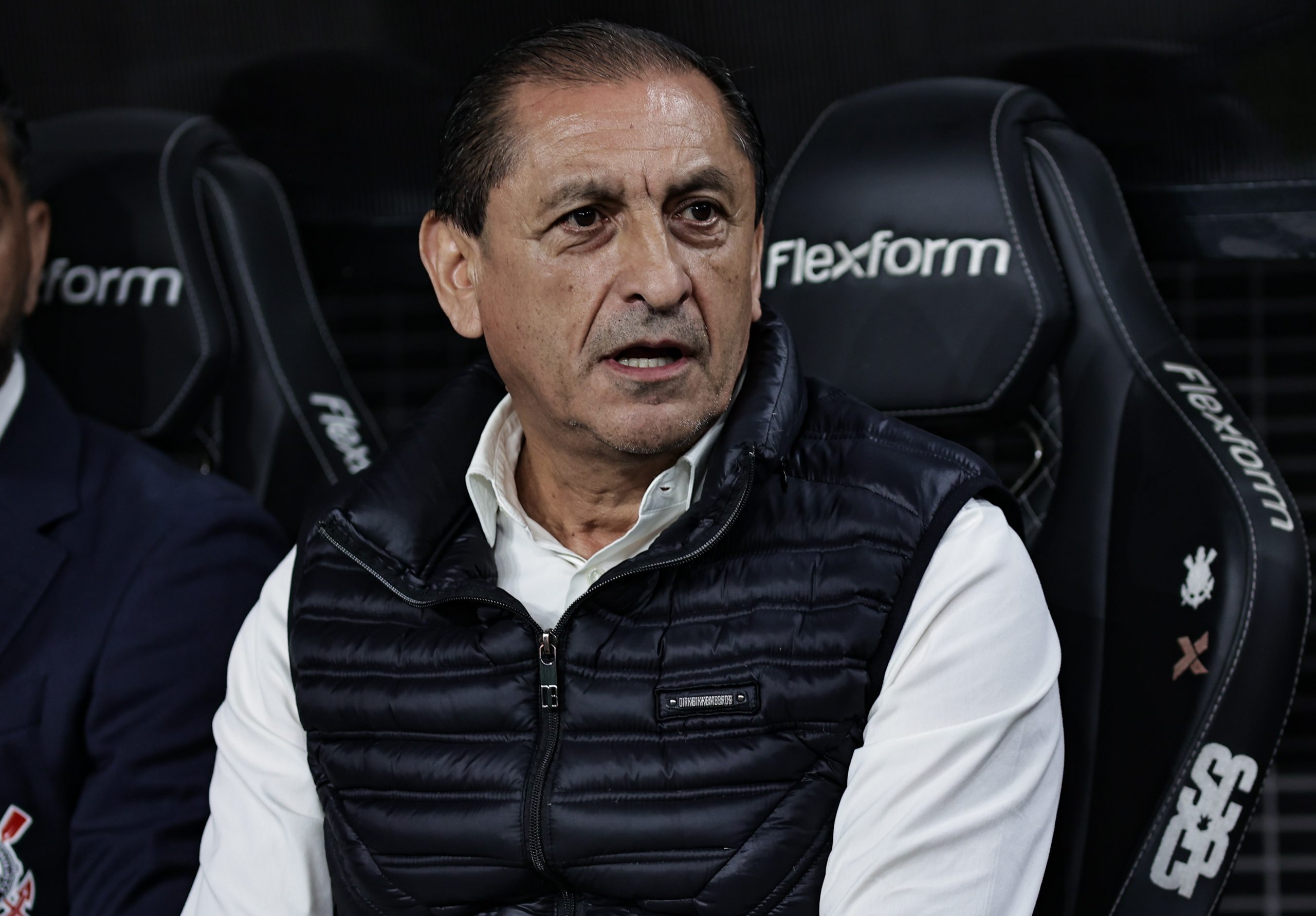 Ramón Díaz à beira do campo durante partida do Corinthians