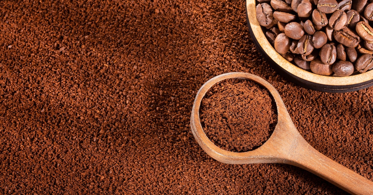 Café em pó em recipiente