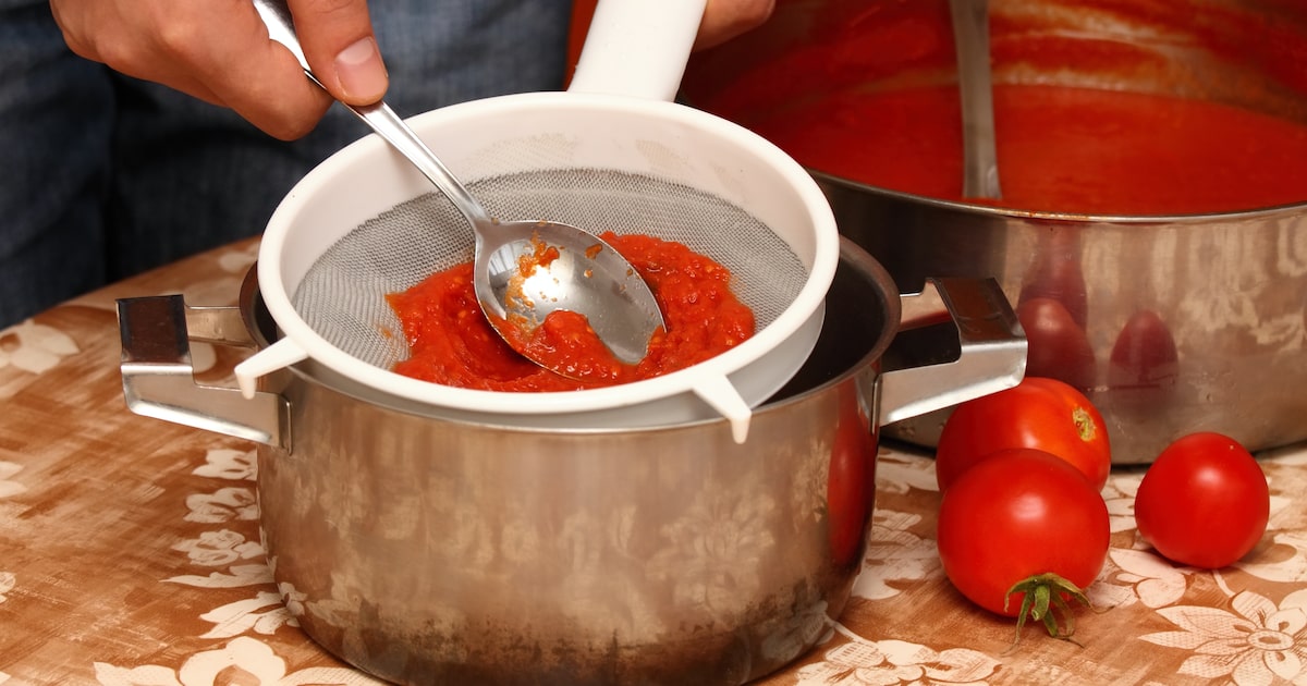 Molho de tomate em recipiente