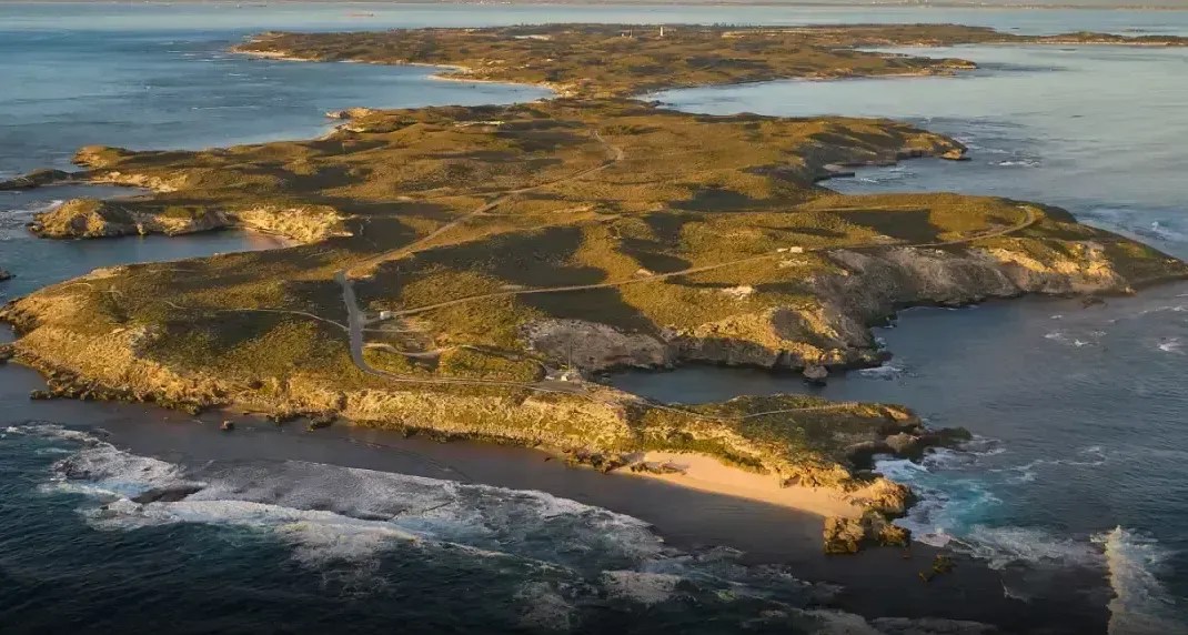 Grupo de prisioneiros aborígenes na ilha de Rottnest por volta de 1920