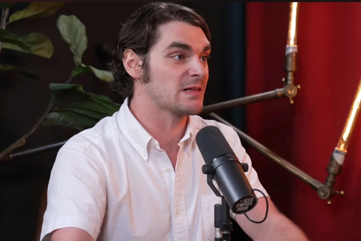 RJ Mitte em entrevista ao podcast The Iced Coffee Hour