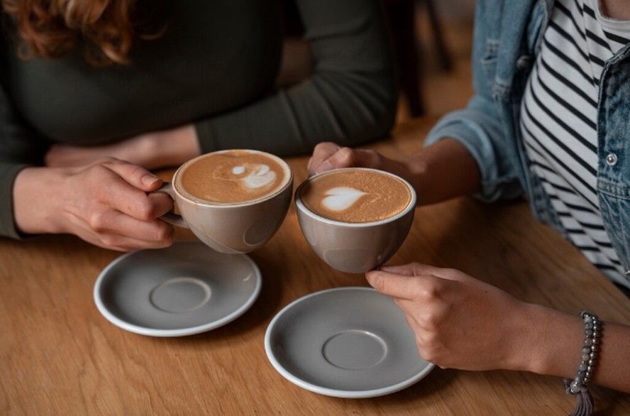 Xícara de café sobre mesa