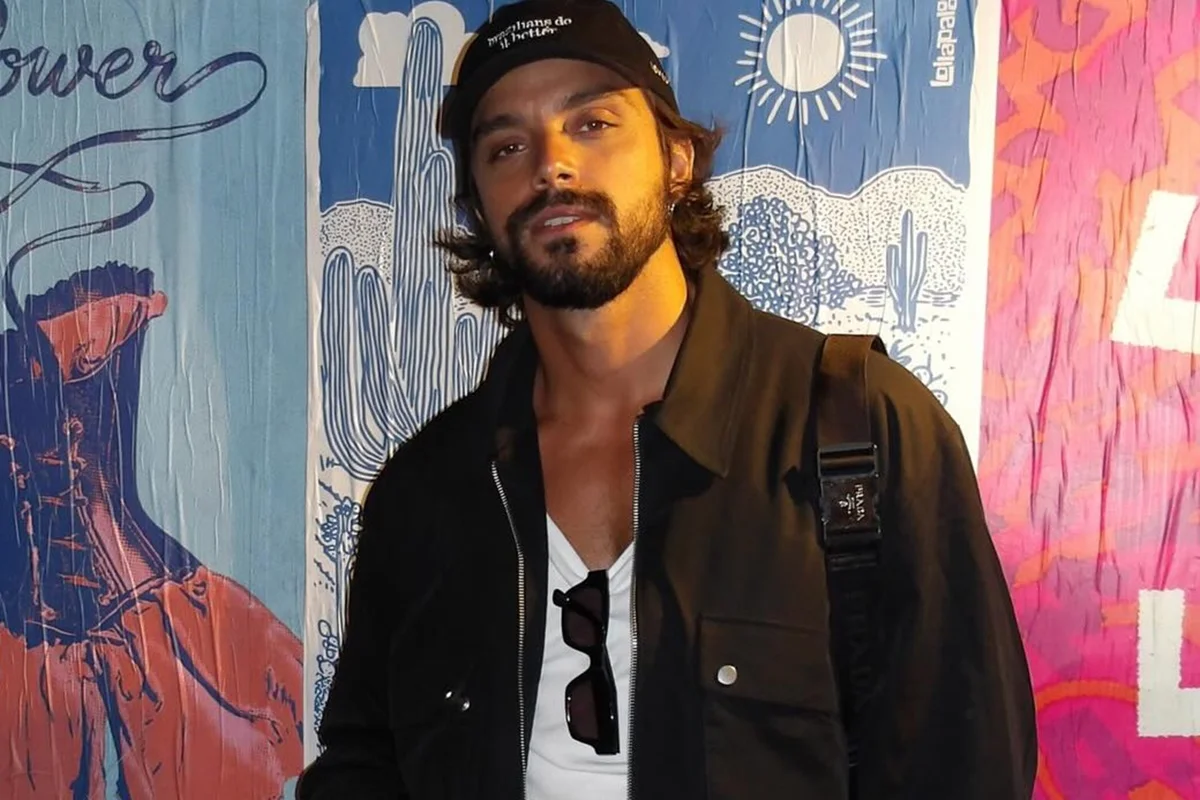 Rodrigo Simas de óculos escuros