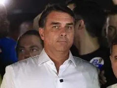 Flávio Bolsonaro fala com jornalistas