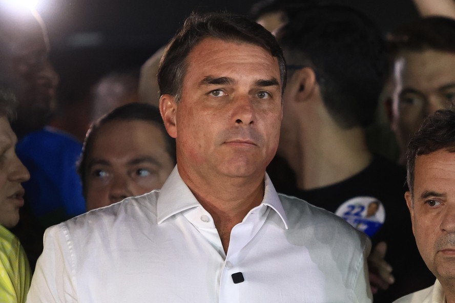 Flávio Bolsonaro fala com jornalistas