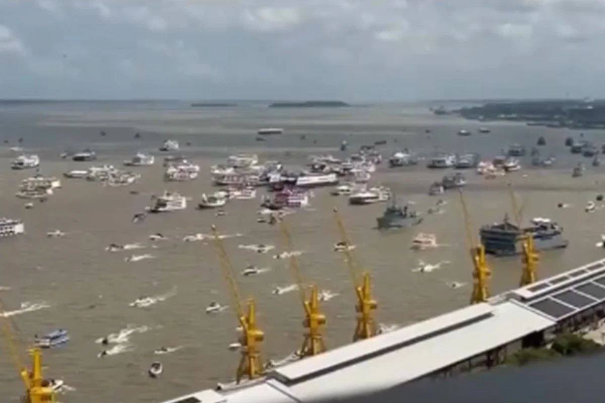 Embarcações acompanham a Romaria Fluvial do Círio de Nazaré na Baía do Guajará