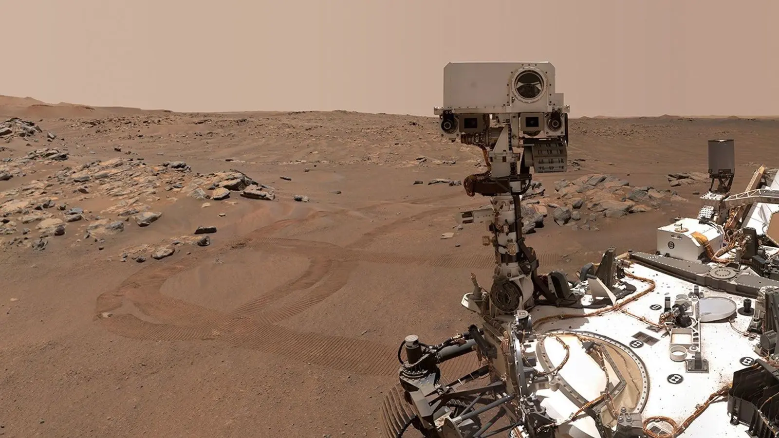 Rover Perseverance em selfie na superfície de Marte