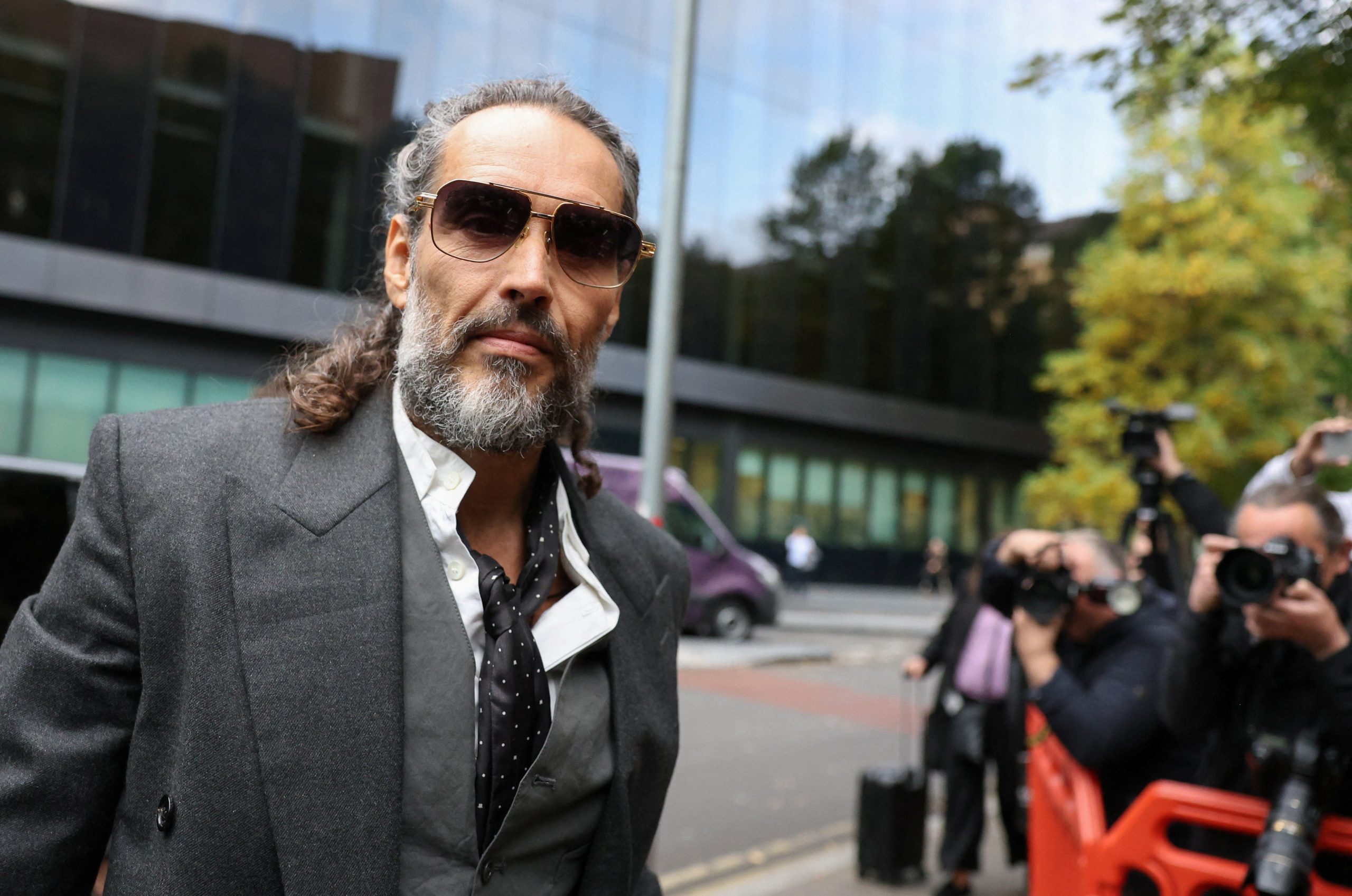 Russell Brand chega ao Tribunal da Coroa de Southwark, em Londres