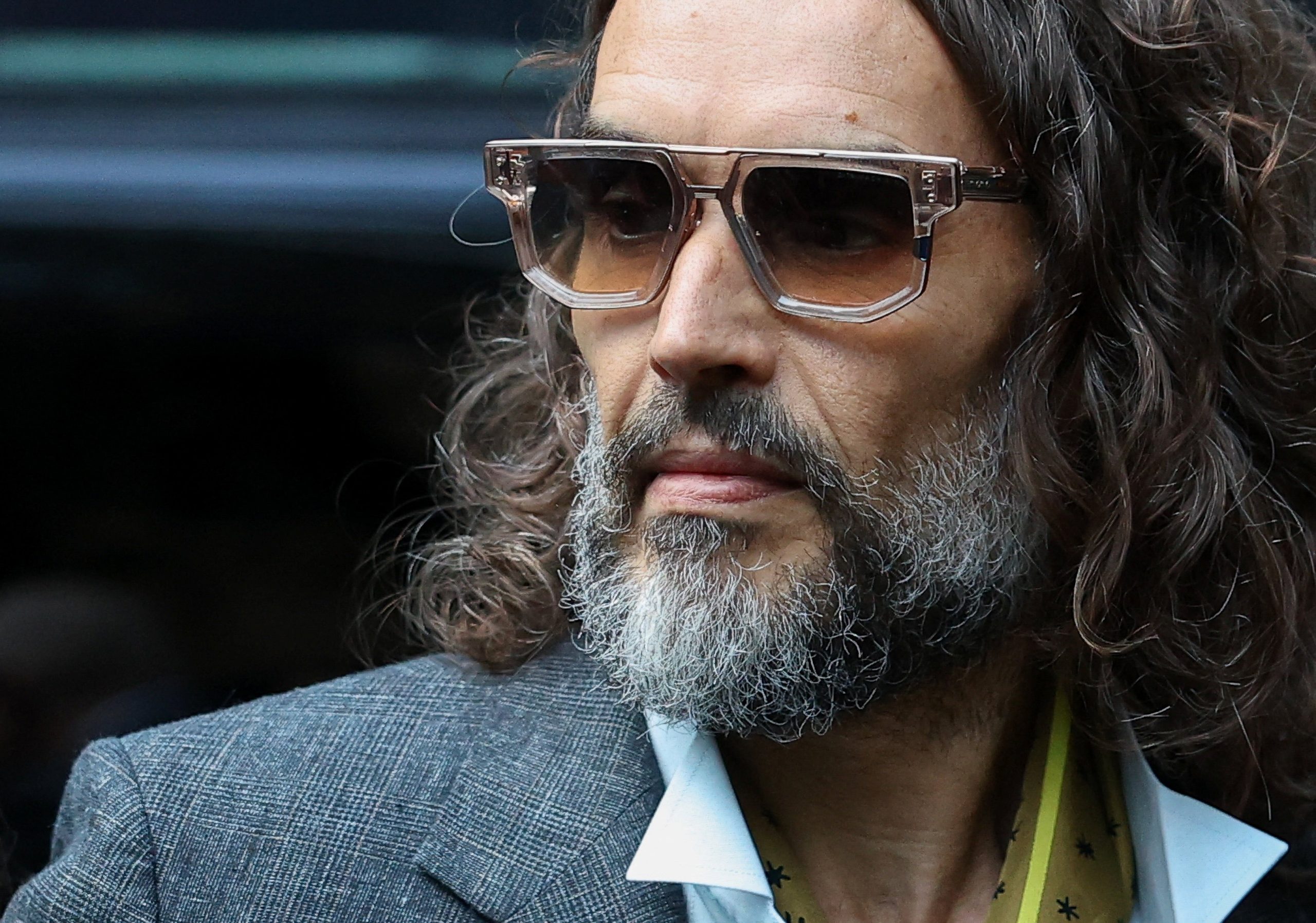 Russell Brand chega ao Tribunal da Coroa de Southwark, em Londres