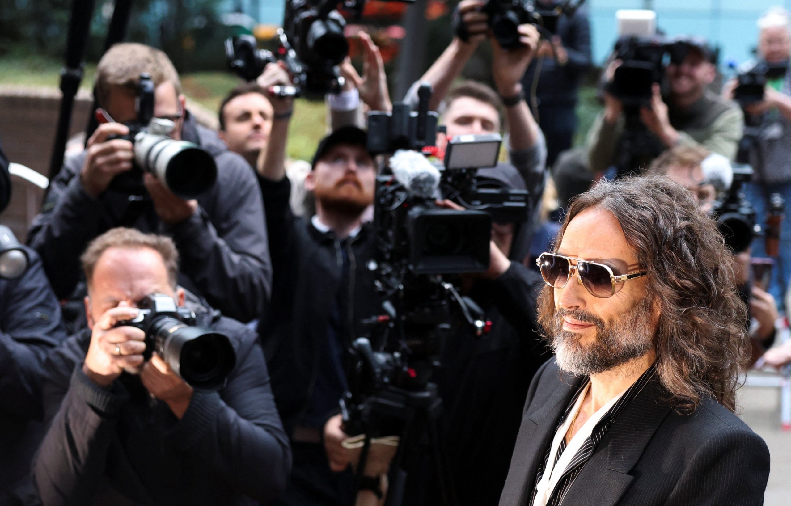 Russell Brand chega ao Tribunal da Coroa de Southwark, em Londres