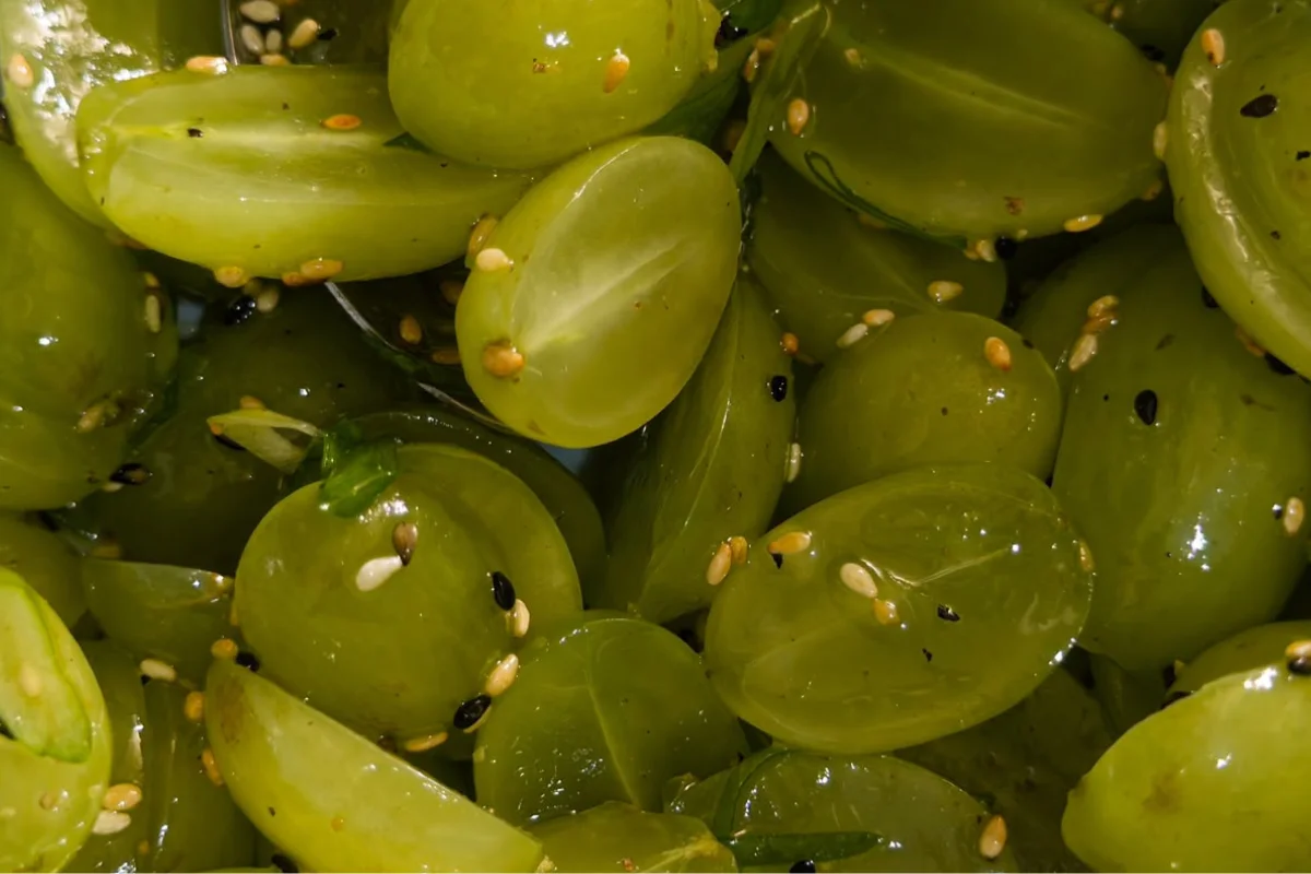 Uvas verdes cortadas para preparo de salada