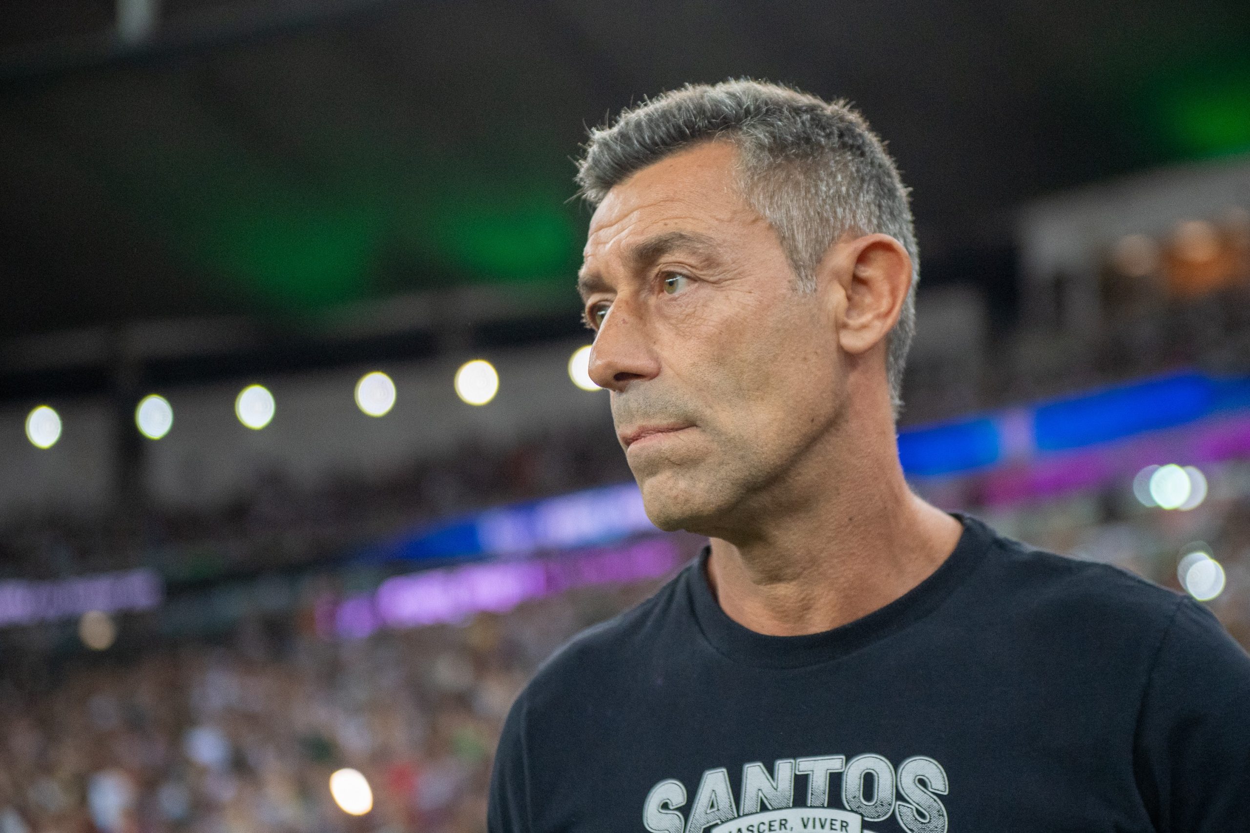Pedro Caixinha à beira do campo durante partida do Santos