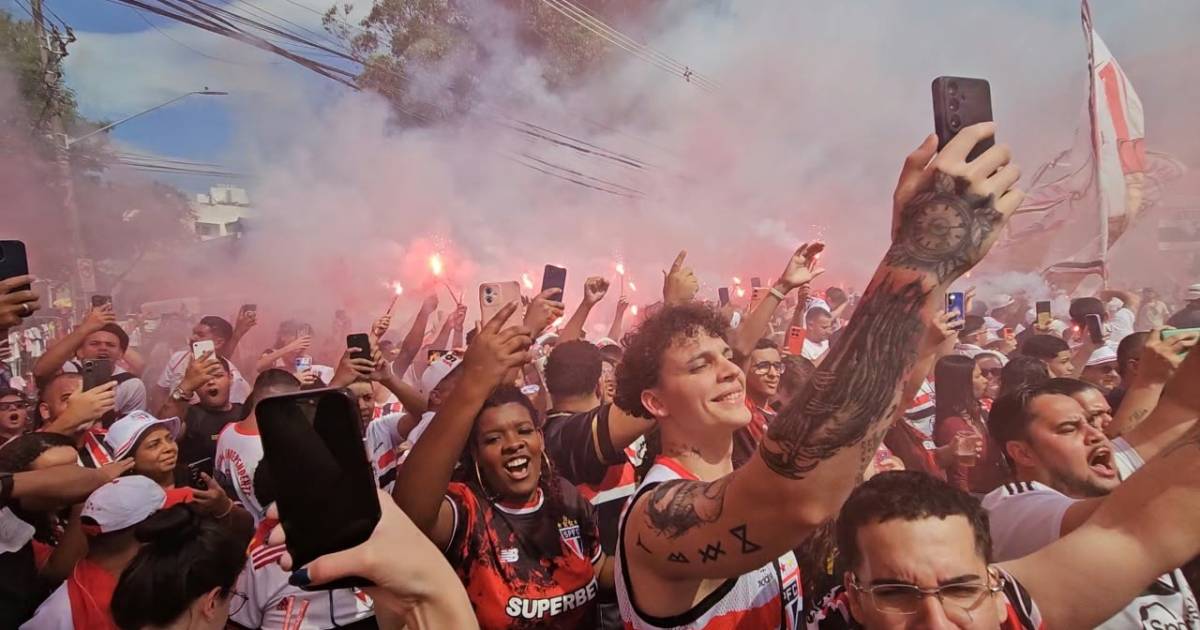 Torcida do São Paulo recebe a equipe feminina no Morumbis