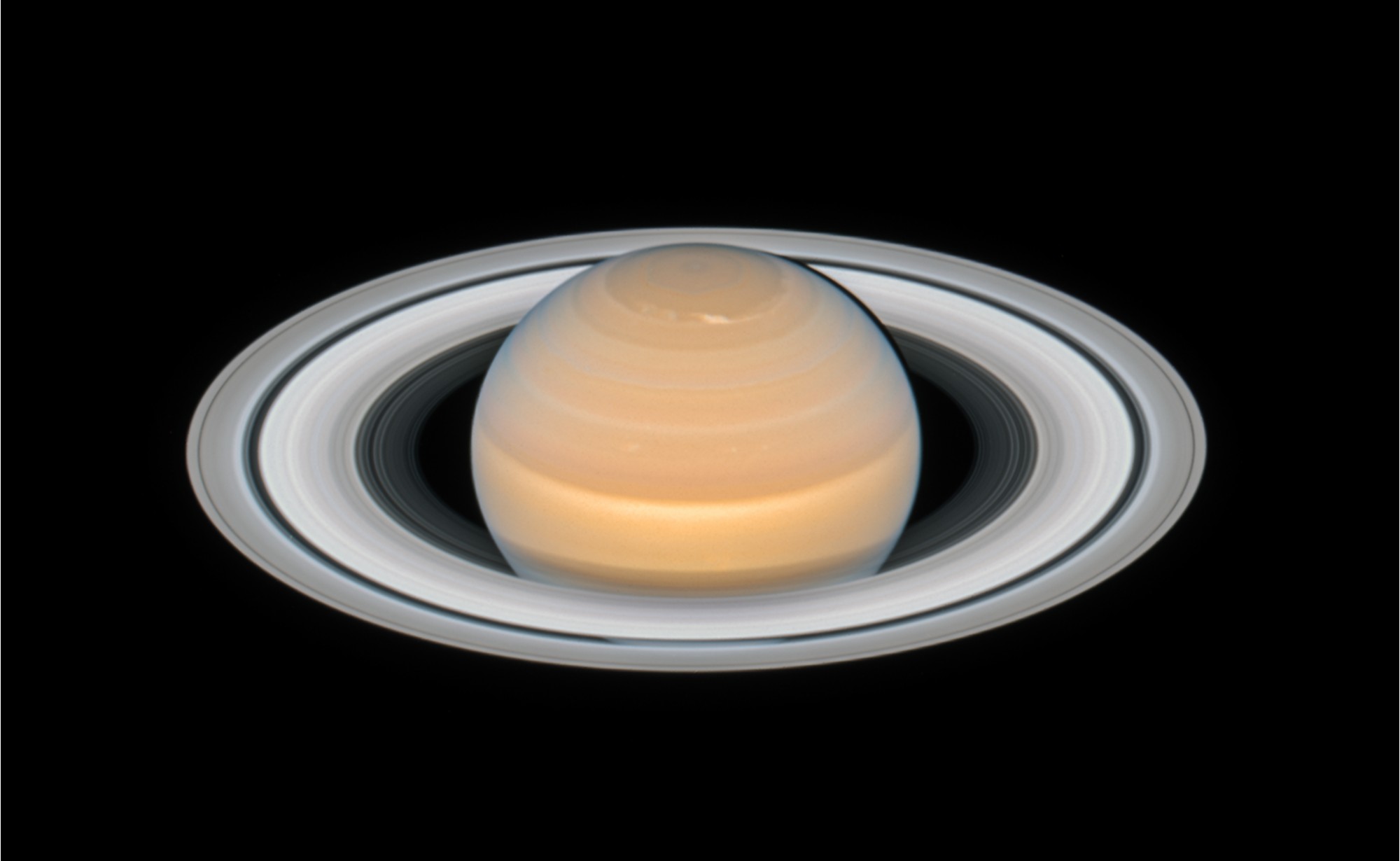 Tempestade atmosférica no polo norte de Saturno