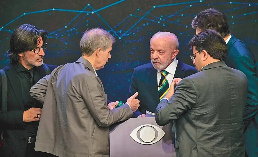 Lula conversa com Sidônio Palmeira durante intervalo de debate