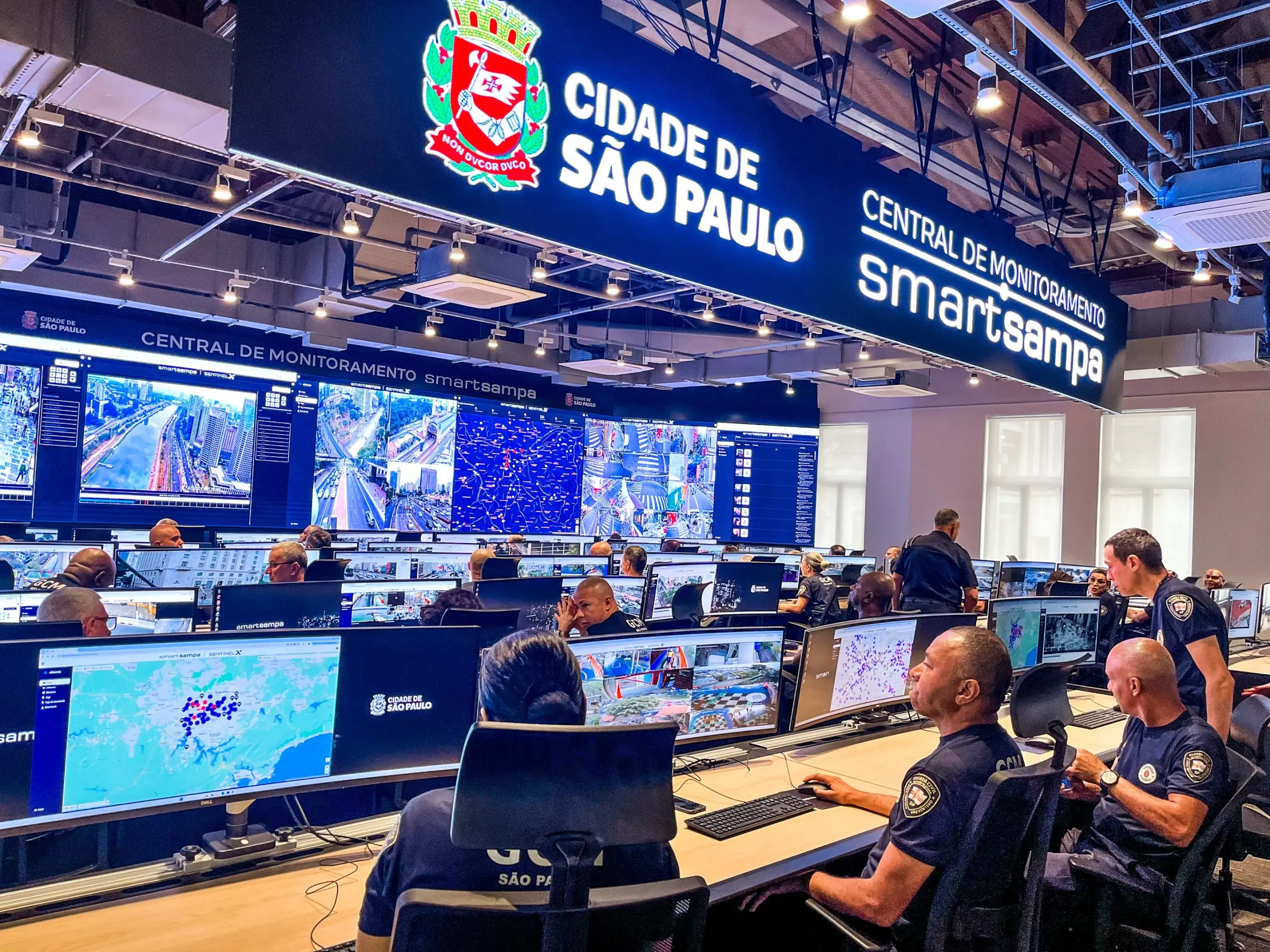 Central de monitoramento do Smart Sampa com telas de câmeras de segurança