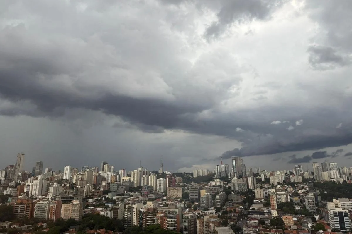 Nuvens carregadas durante temporal em São Paulo