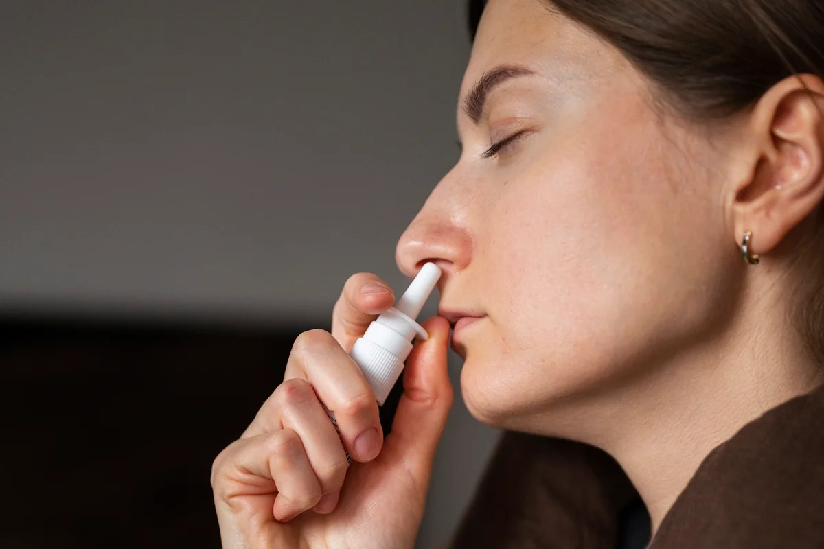 Spray nasal usado em tratamento de saúde