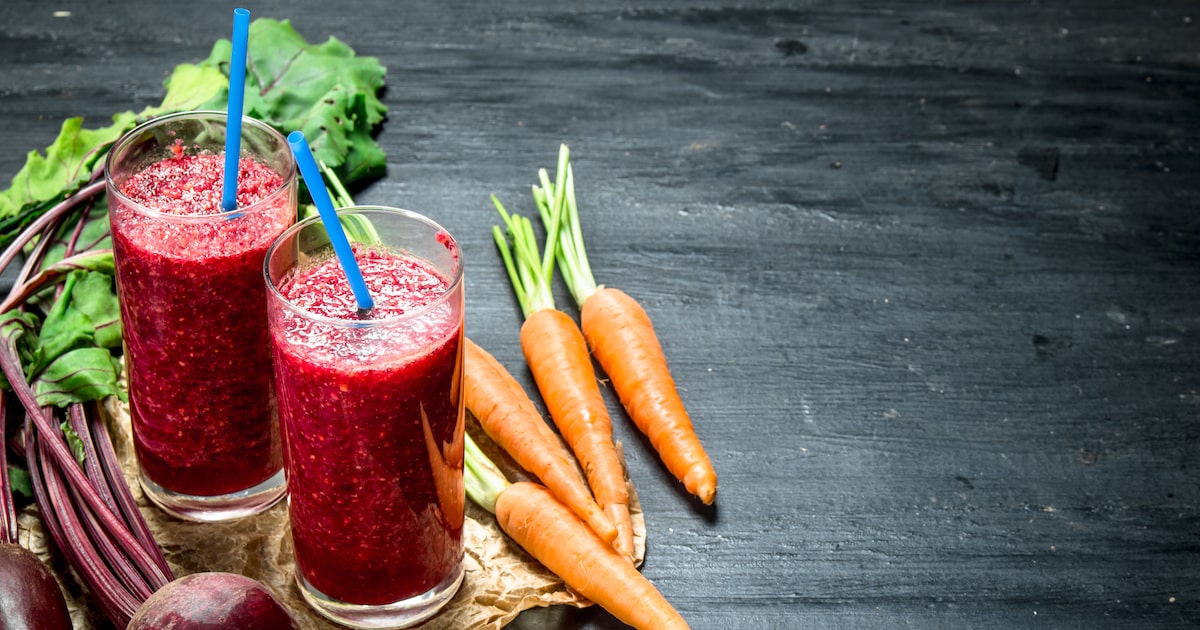 Suco de beterraba e cenoura em copo