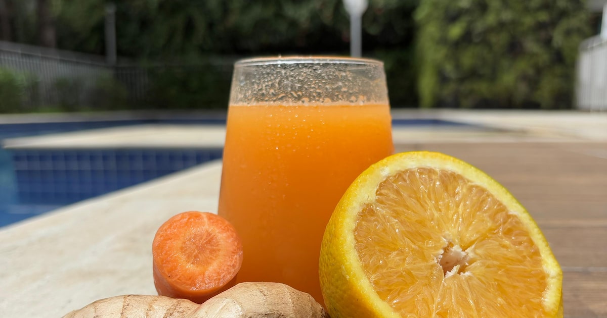 Copo de suco de cenoura, gengibre e laranja