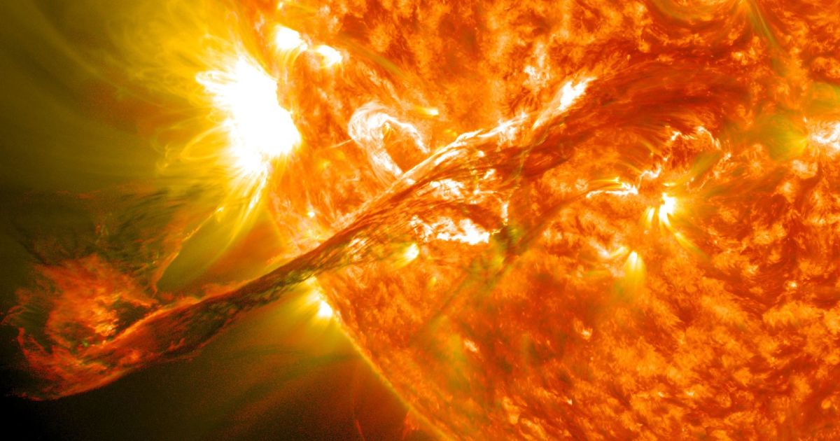Ilustração de tempestade solar com material do Sol em direção à Terra