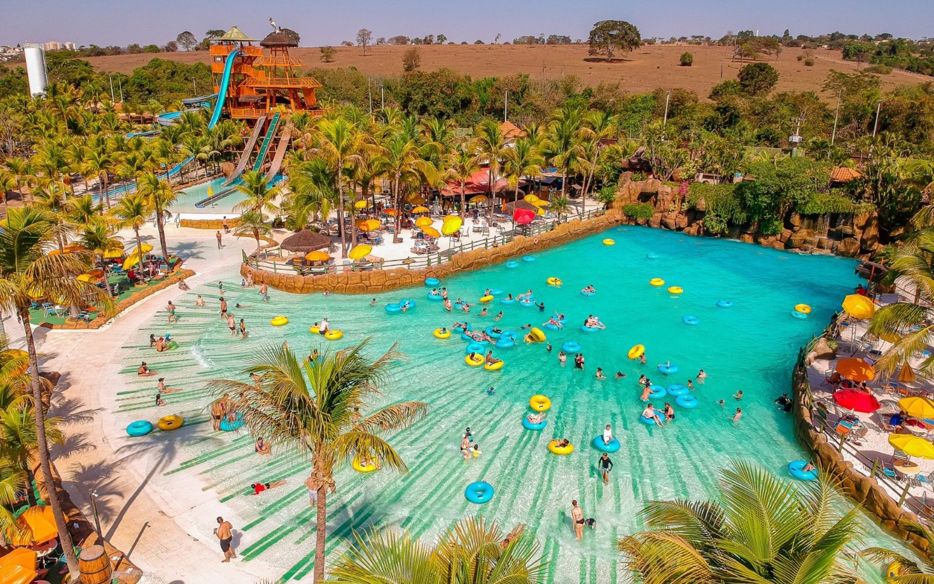 Toboáguas e piscinas do parque aquático Termas dos Laranjais