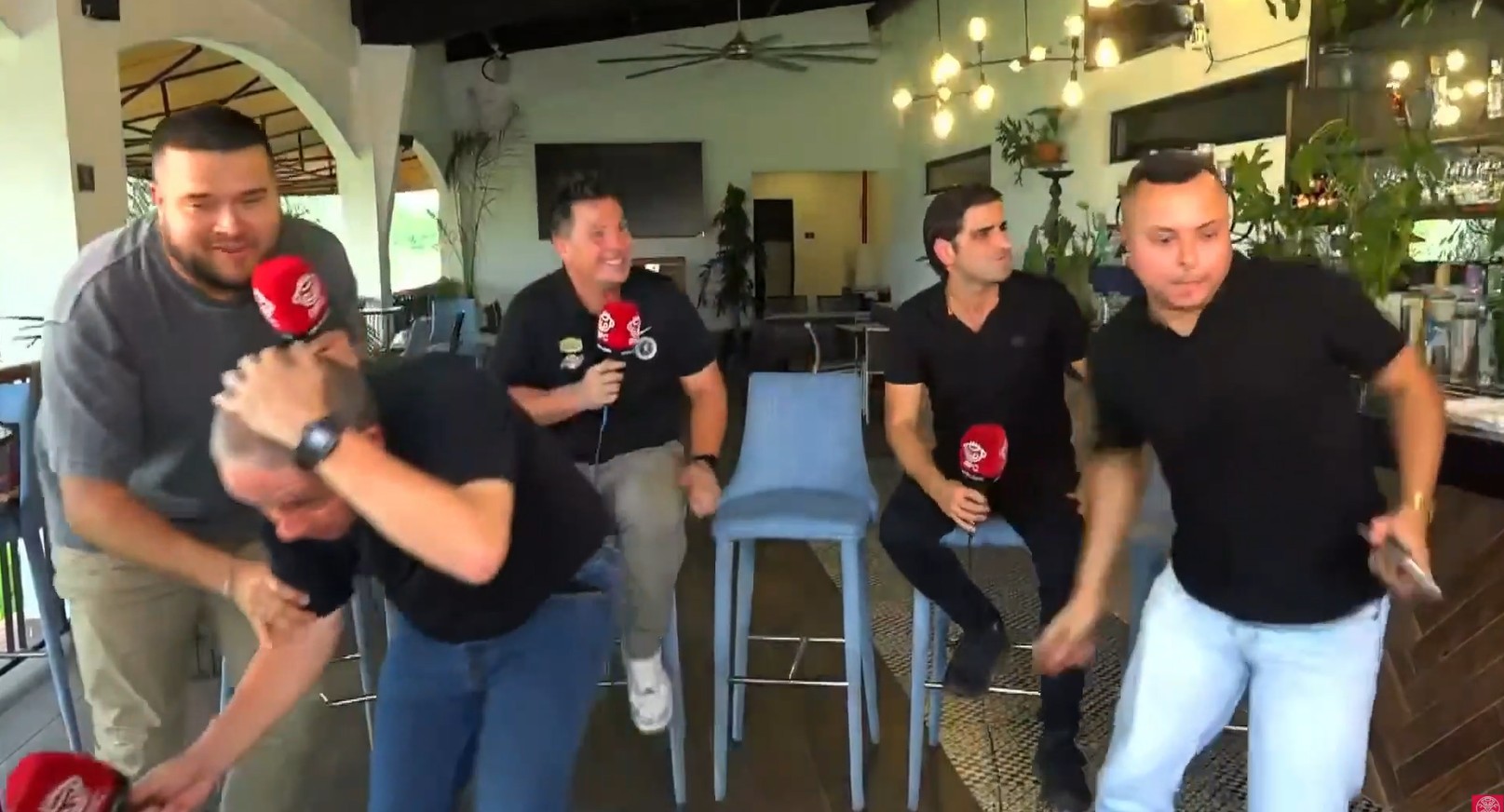Apresentadores deixam programa esportivo durante terremoto no Panamá