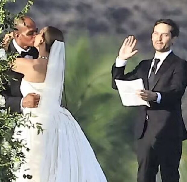 Tobey Maguire no casamento de Jennifer Meyer e Geoffrey Ogunlesi