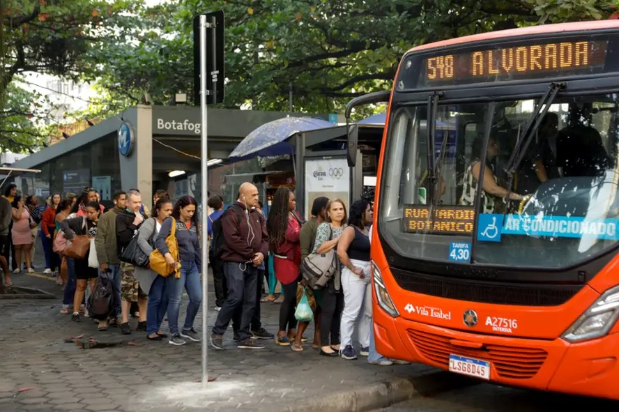 Pessoas caminham em rua movimentada