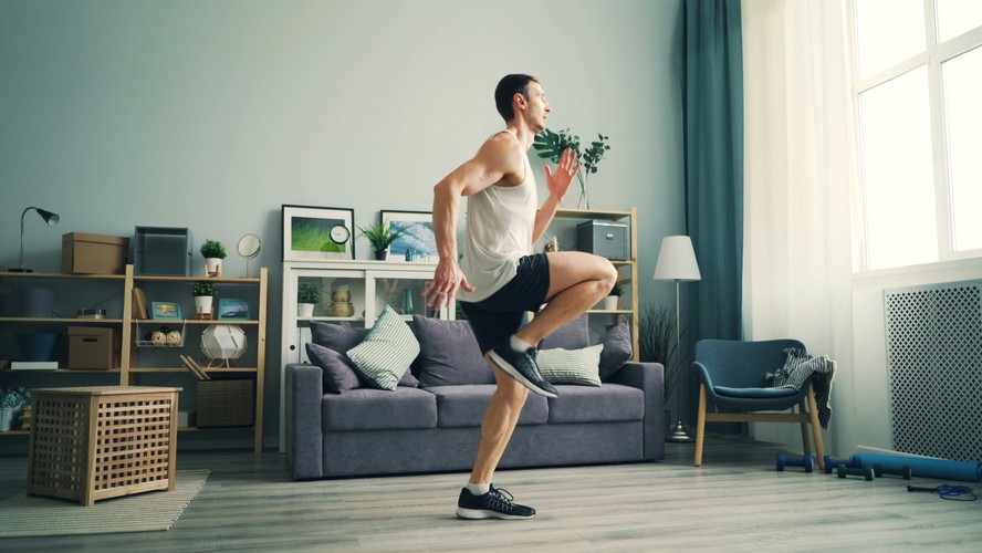 Pessoa fazendo exercício em casa