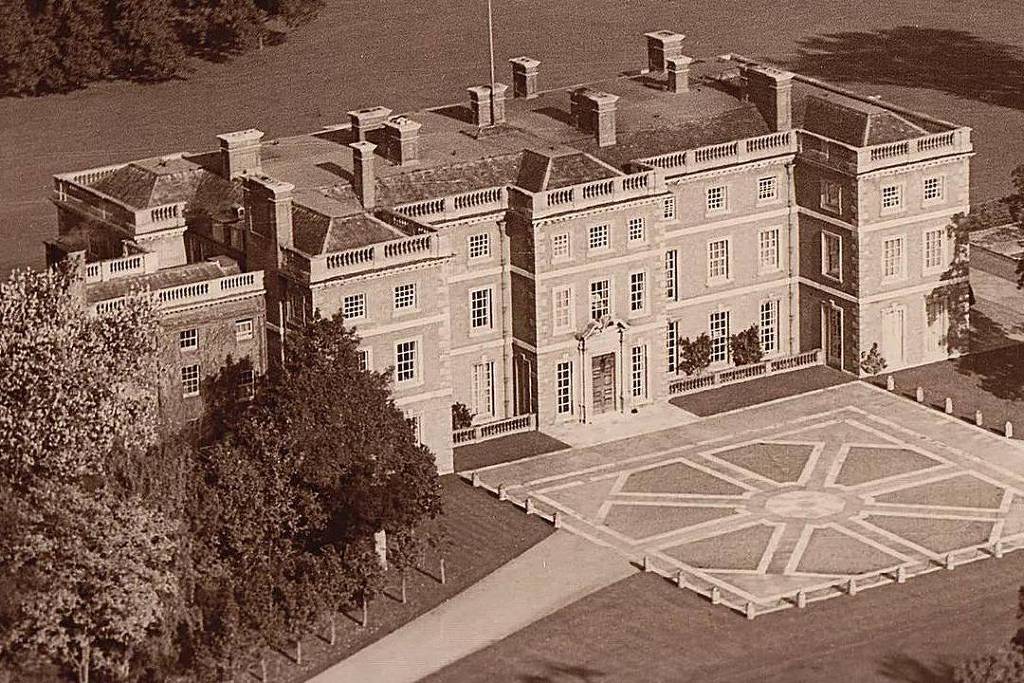 Salão de Trent Park com decoração clássica e móveis antigos