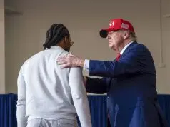 Donald Trump cumprimenta Todd Gurley em comício na Geórgia