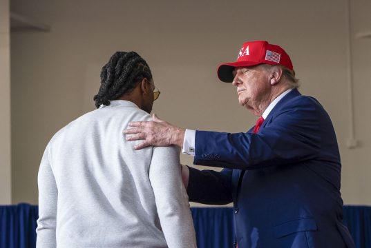Donald Trump cumprimenta Todd Gurley em comício na Geórgia