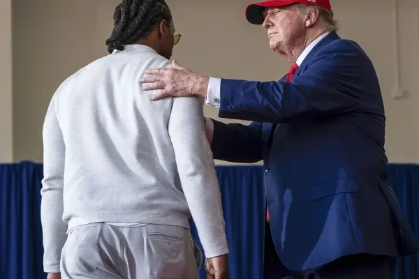 Trump transforma comícios em concursos de beleza para homens; entenda