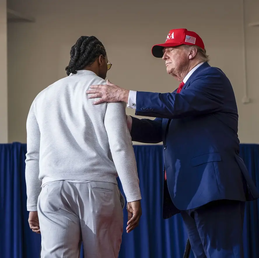 Donald Trump cumprimenta Todd Gurley em comício na Geórgia