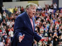 Donald Trump fala ao microfone durante comício em Park City, no Kansas