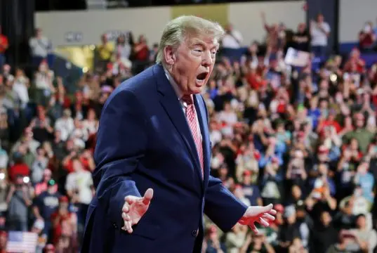 Donald Trump fala ao microfone durante comício em Park City, no Kansas