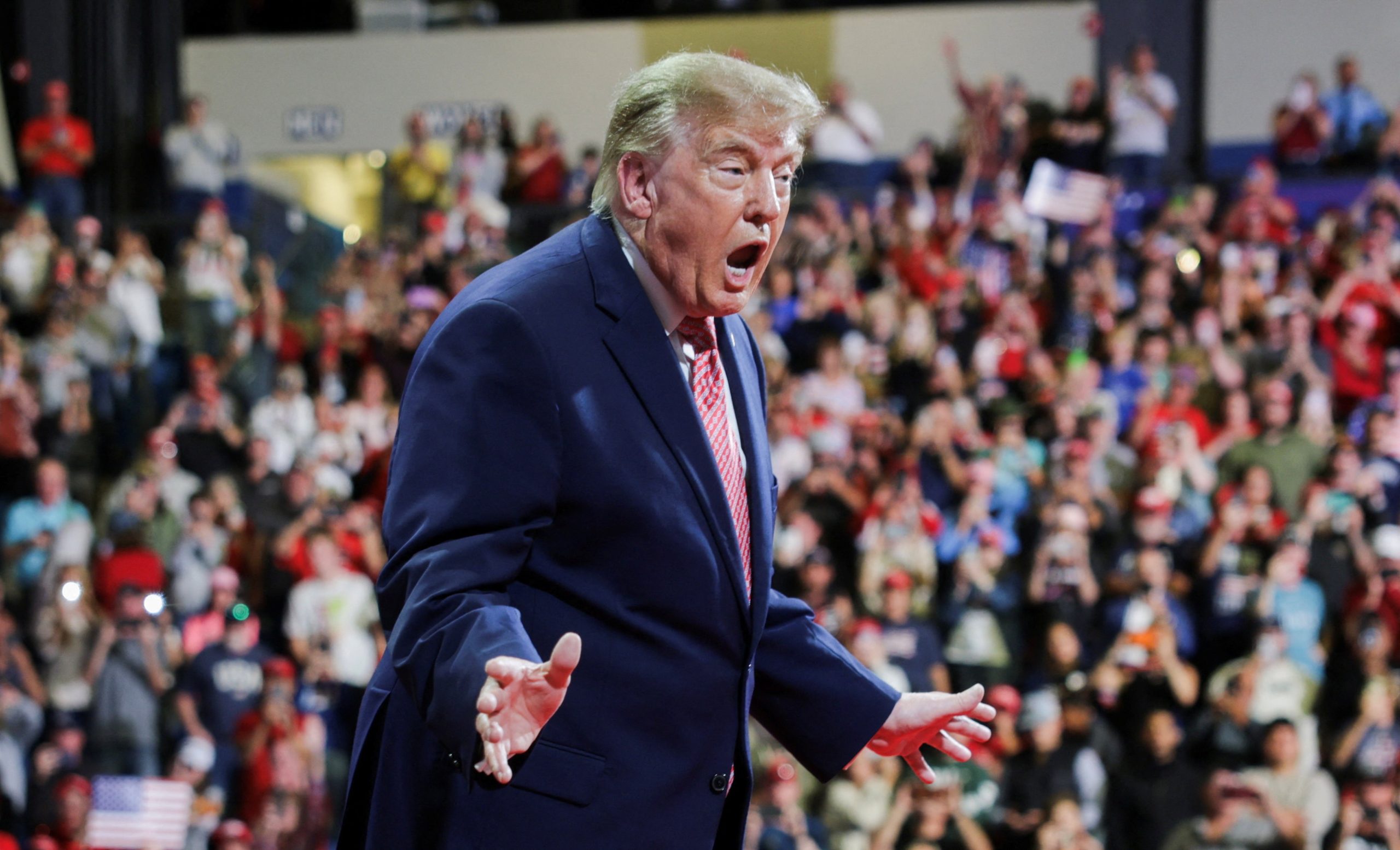 Donald Trump fala ao microfone durante comício em Park City, no Kansas