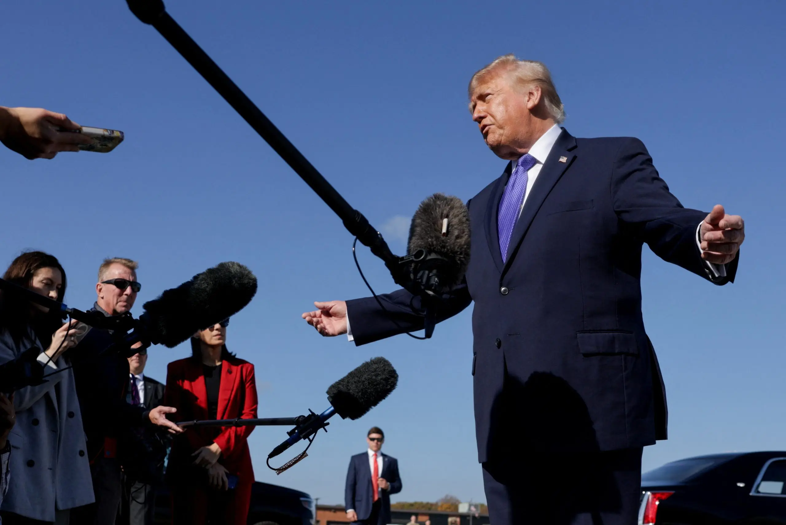 Donald Trump fala a repórteres sobre as eleições brasileiras
