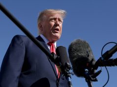 Donald Trump fala a jornalistas diante de microfones