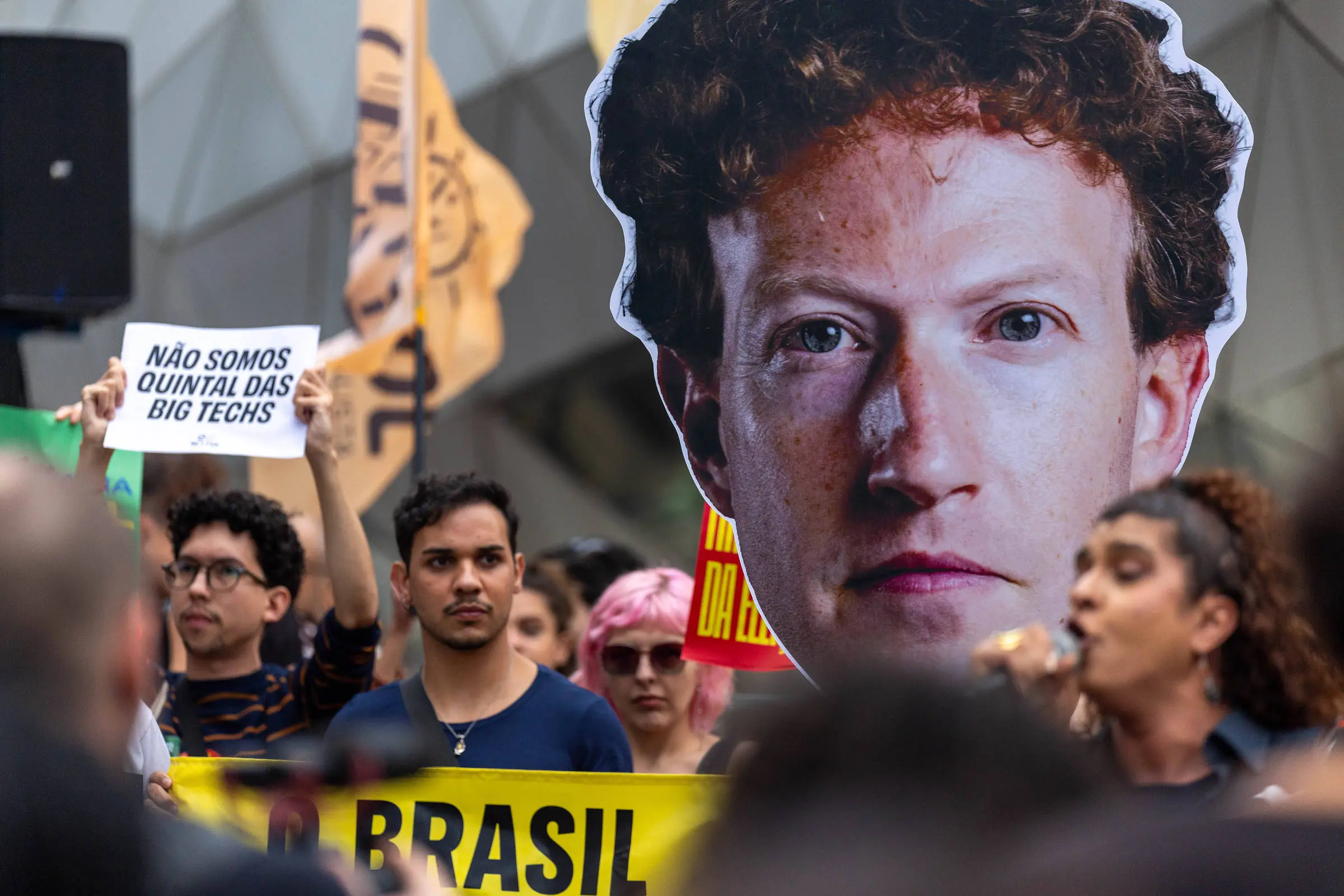 Manifestantes protestam contra empresas de tecnologia em ato de rua
