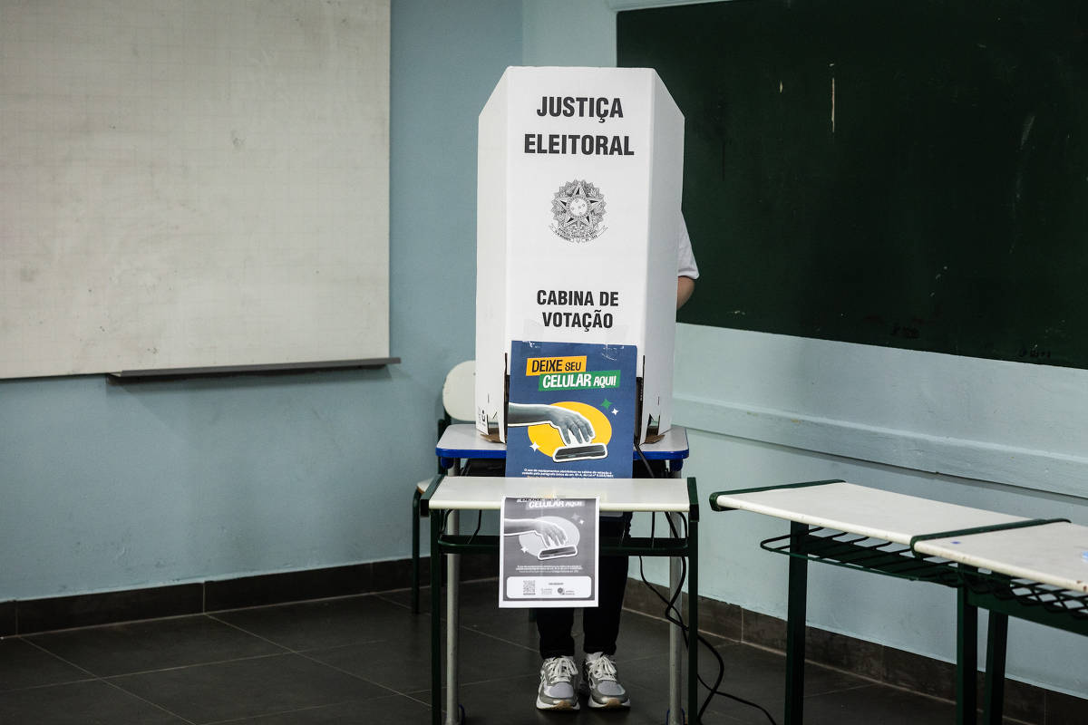 Eleitores em local de votação no primeiro turno das eleições de 2026