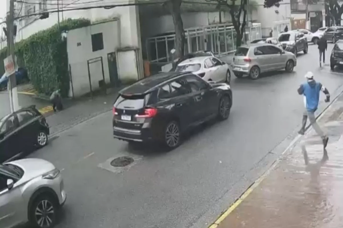 Carro atingido por disparos durante ação policial na zona oeste de São Paulo