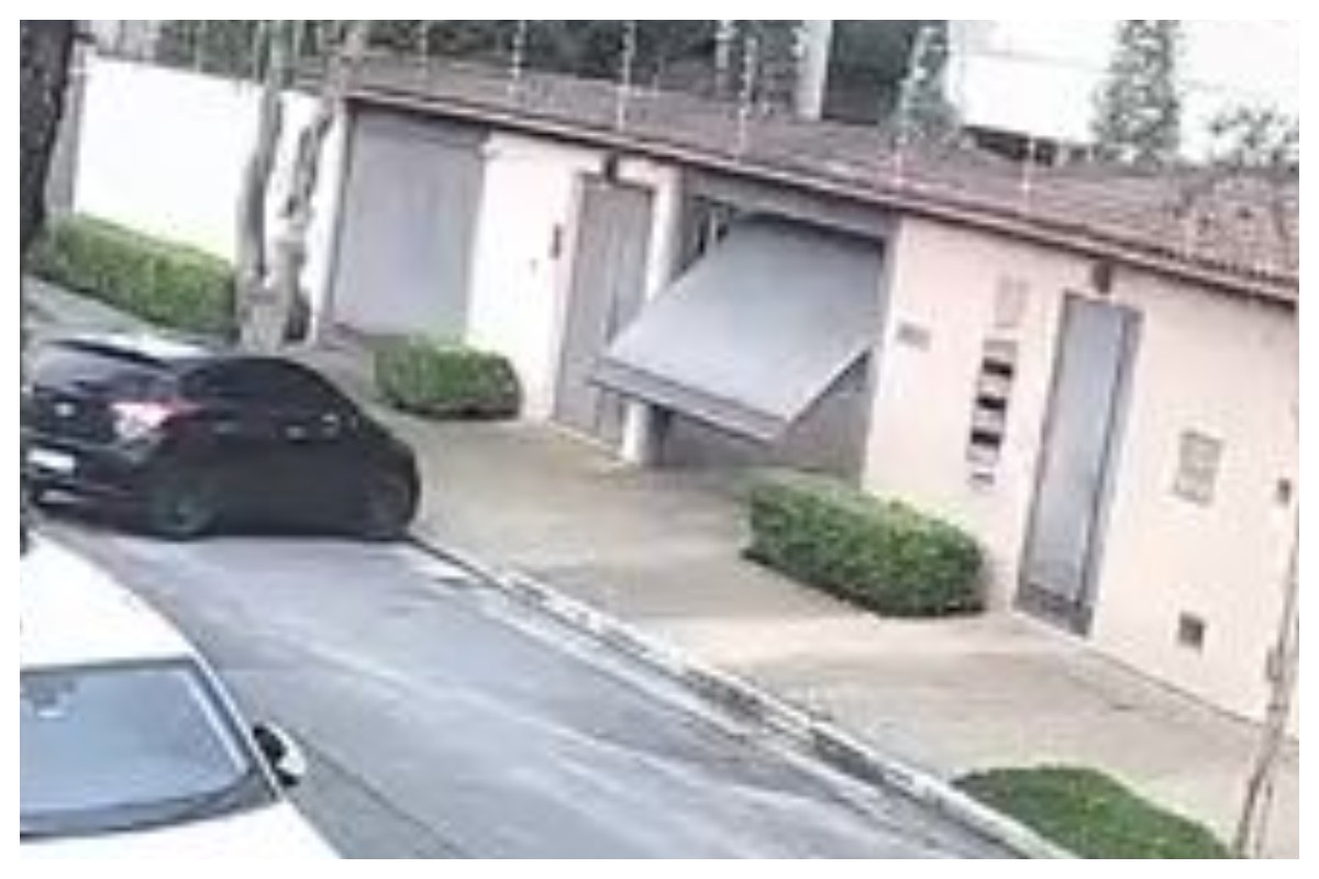 Carro usado por assaltantes entra na garagem da mansão da família Matsunaga