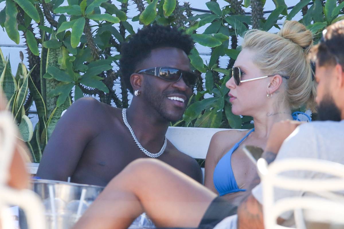 Virginia Fonseca e Vini Jr em quiosque na praia da Barra da Tijuca